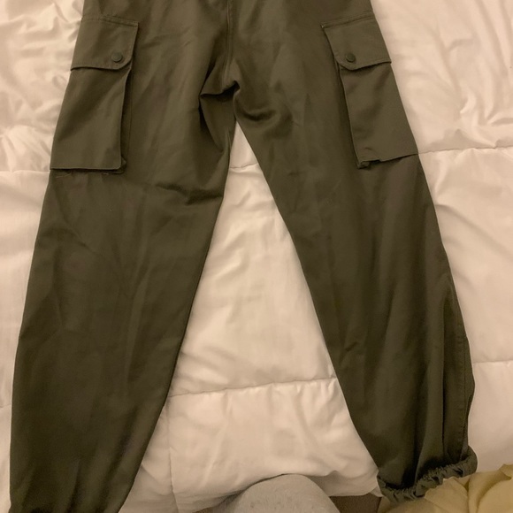 NEVER WORN CARGOS NASTY GAL - Picture 7 of 8